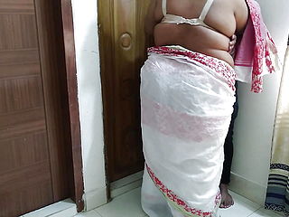 (selfie Lete Hue Hot Aunty Ko Jabardasti Chudai) Neighbor Stripping Her Saree Amp; Fucked In Bed - Indian Desi Aunty